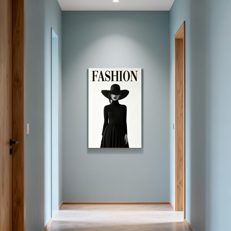 Mannequin en robe noire et chapeau, H 18 po x l 12 po