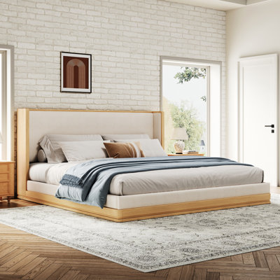 Très grand lit plateforme avec un style Mid-Century moderne, un bord de cascade en pente rétro des années 70, un grain de bois naturel, un revêtement de lit beige pour chambre à coucher, une tête de lit inspirée,