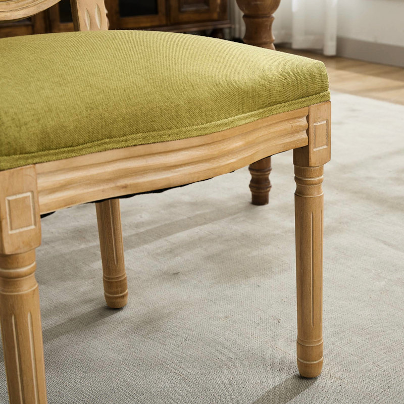 De 2 chaises de salle à manger à structure olive en bois d'hévéa massif de style français avec peinture à dossier olive et coussins peints pour une pièce charmante