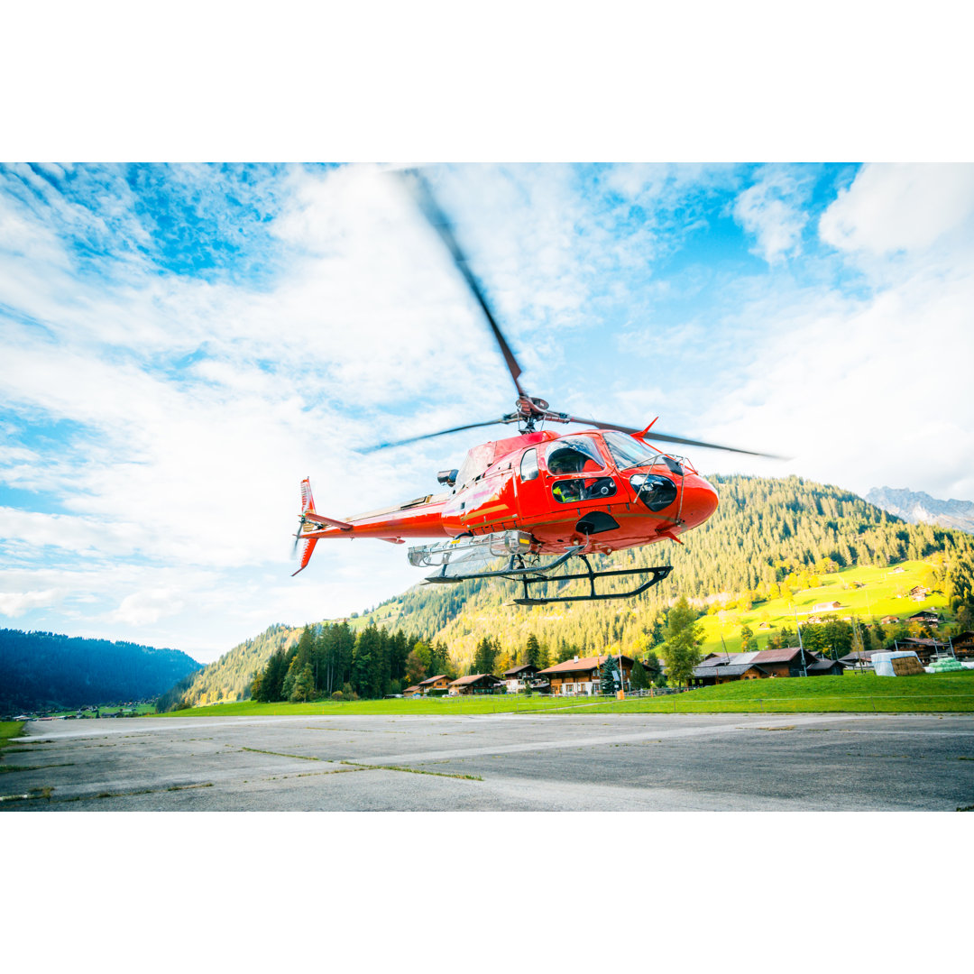 Roter Hubschrauber in den Schweizer Alpen von Nullplus - Druck ohne Rahmen auf Leinwand