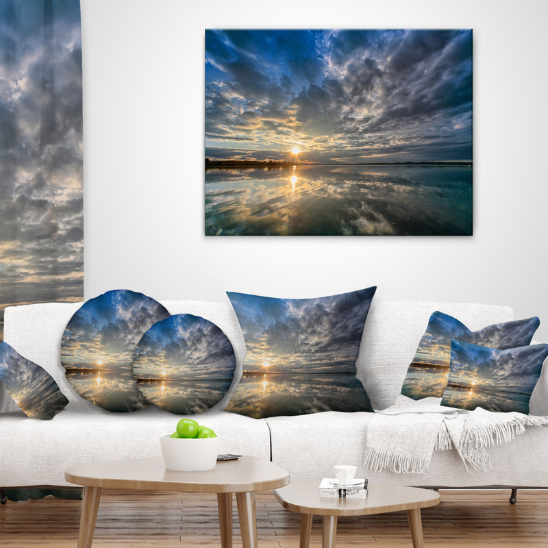 Coucher de soleil avec ciel et mer dramatiques - Coussin Sea & Shore, 16 po x 1 po, Coussin décoratif