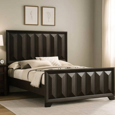 Structure de lit grand style transitionnel, bois massif et bois d'ingénierie, panneau à facettes sur la tête de lit, ensemble de chambre à coucher moderne en bois vertical