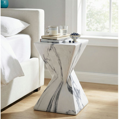 Table d'appoint moderne en béton 18,5 po de hauteur, table de bout de patio avec motif cannelé sculptural, table d'appoint minimaliste géométrique résistante aux intempéries pour jardin, balcon et bord de piscine, faux marbre