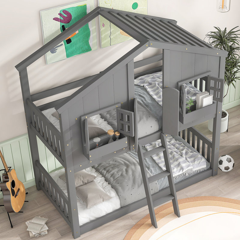 Lit superposé au-dessus de la maison avec fenêtre de toit avec fenêtre et barrière de sécurité