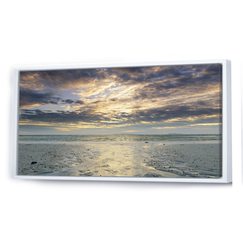 «Dramatic Sunset Sky on Beach» - photographie sur toile, H 24 po x l 36 po x P 1 po, Cadre blanc