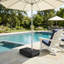 Base de parasol en porte-à-faux robuste de 165 lb résistante à la rouille avec roulettes lisses et base transversale stable pour un support de parasol de patio extérieur