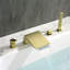 Bec de baignoire sur le comptoir avec douchette-93993476