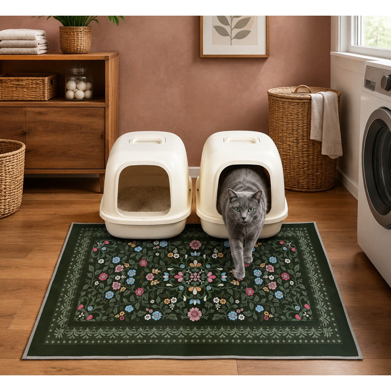Un ensemble de 2 tapis de litière lavables à la machine de 33 x 22 pouces, conçus pour retenir la litière et protéger le sol, avec un envers imperméable, une surface antidérapante et une surface douce pour les pattes du chat.