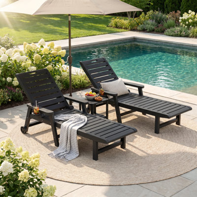 Ensemble de chaises longues d'extérieur en PEHD pour 2 chaises longues inclinables à 5 positions avec porte-gobelet et roues verrouillables, résistant aux intempéries pour le patio et la cour arrière