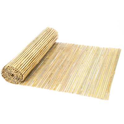 Clôture à lattes naturelles, traitée thermiquement pour une durée de vie prolongée, sélectionnées à la main, installation facile sur surfaces courbes, idéale pour préserver l'intimité extérieure, brise-vue de 1,80 m de haut, fixée par fil d'acier galvanisé, bloque les regards indiscrets des voisins.