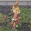 Statue de lapin Denarious Miss Maggie Mae avec fleur et escargot