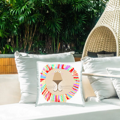 Coussin décoratif souriant «Rainbow Lion» par Carla Daly