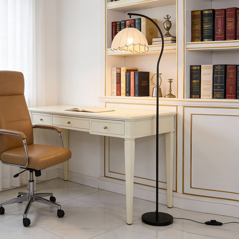 Lampe sur pied noire avec base en fer et ampoule E26