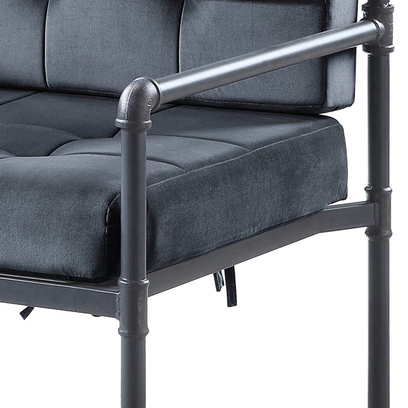 Fauteuil industriel gris avec dossier rembourré et coussin en velours