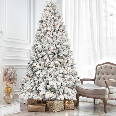 Arbre de Noël floqué avec lumières UL et pommes de pin naturelles - pointes en PVC enneigées, structure à charnières, support en métal stable, installation facile