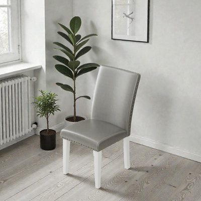 Ensemble de 2 chaises de salle à manger à dossier haut avec garniture cloutée Regal Estate