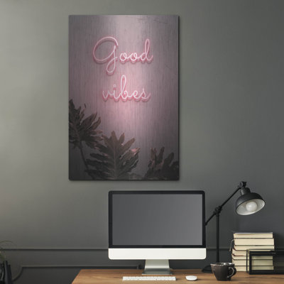 «Good Vibes In Neon Pink», art mural en métal