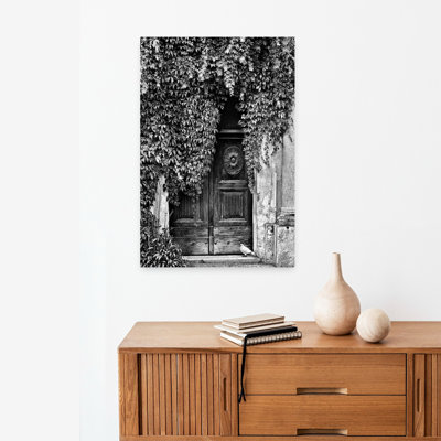 Art contemporain abstrait à la porte de la chapelle abandonnée