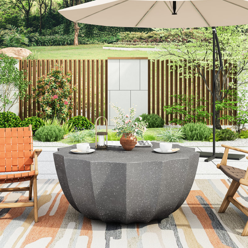 Table basse d'extérieur 34,94 po - imperméable pour la cour arrière. Gris, facile à nettoyer et à entretenir efficacement. Patio d'une capacité de charge de 220 lb.