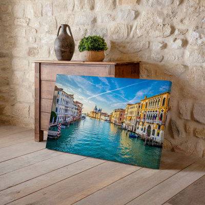 Toile, "Pittoresque vue de Venise" capturée dans un format d'art mural mettant en vedette les eaux turquoise vibrantes du canal