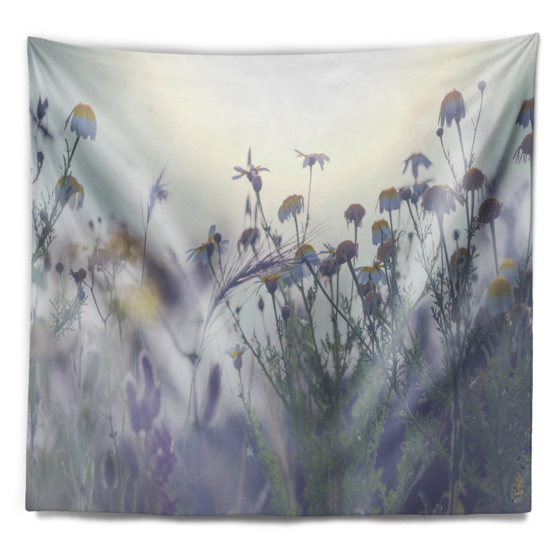 Fleurs d'été en tapisserie brumeuse, H 78 po x l 92 po