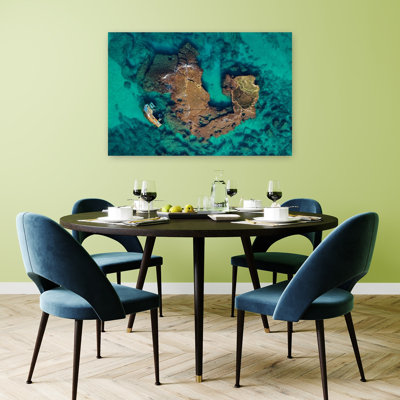 Naufrage dans les eaux turquoise, impression sereine vibrante de paysage de plage abstraite