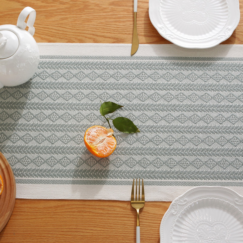 Chemin de table en polyester avec pompon, L 78 po x P 13 po