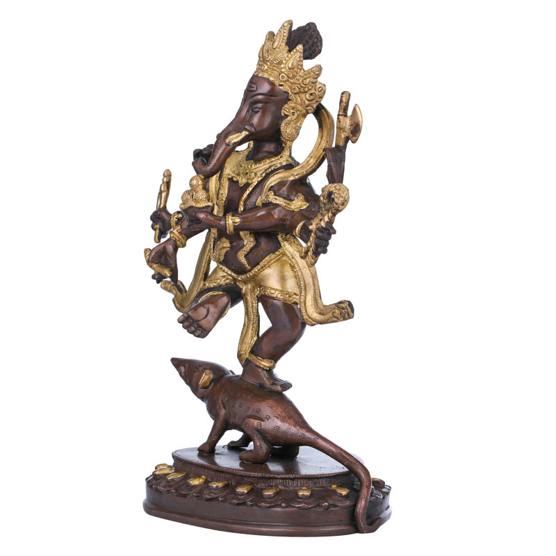 Six Ganesha armés dansant sur son véhicule
