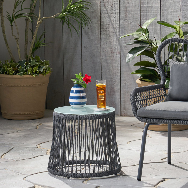 Table inspirée - Fabrication en corde et fer tissés, surface en verre trempé, décoration de patio, facile à nettoyer, cadre latéral chic de H 18,6 po x l 16,72 po, idéal pour le patio, nettoyage sans effort