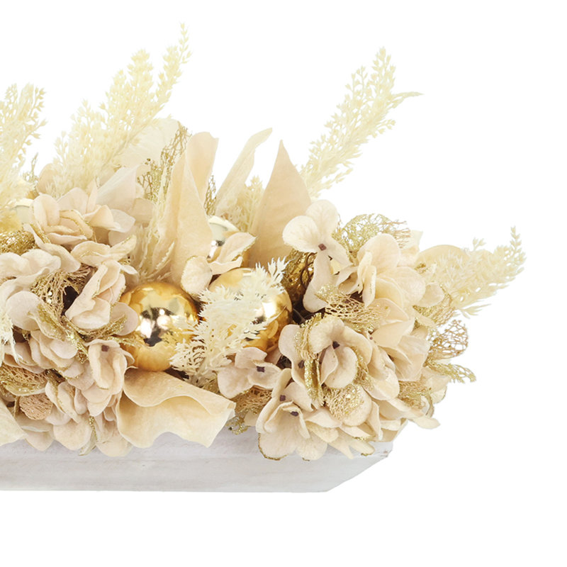 Centre de table des fêtes avec hortensias, pampas et ornements