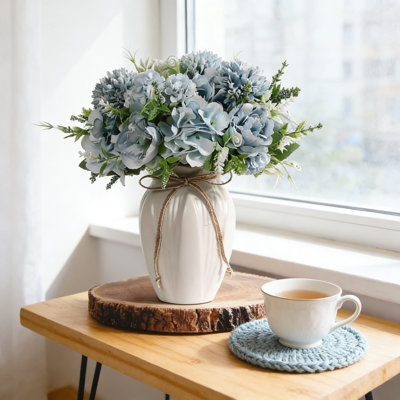 Arrangement floral en soie artificielle pivoine et hortensia dans un vase en céramique