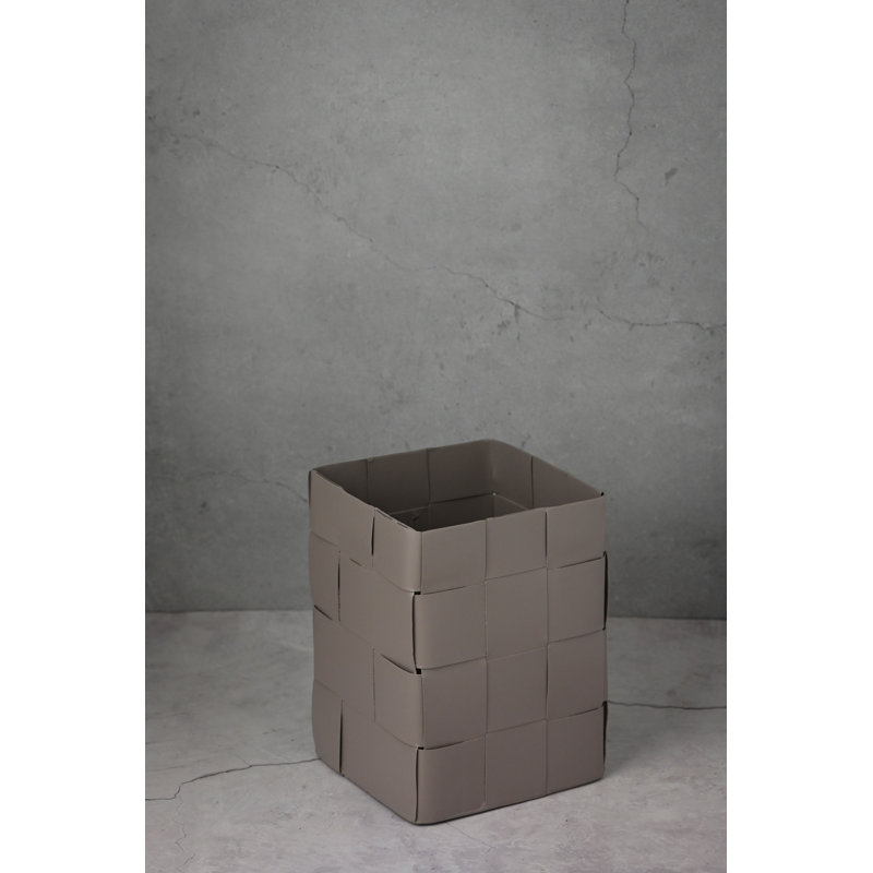 Vase en métal gris fer tissé, H 8 po x l 6 po x P 6 po
