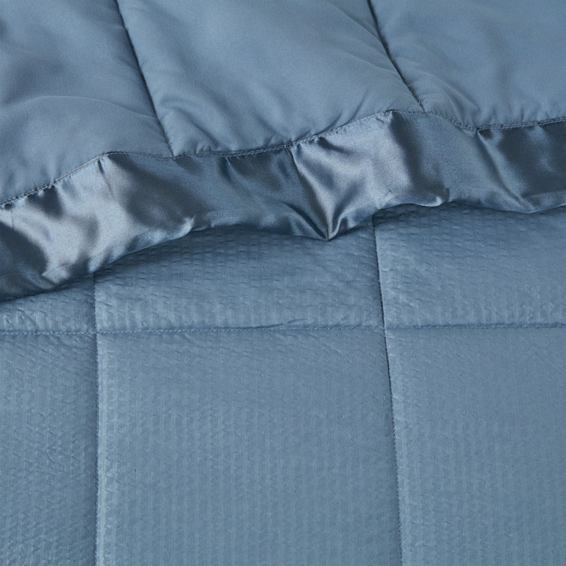 Très grande couverture en duvet synthétique avec bordure en satin bleu ardoise, Bleu ardoise, Grand lit