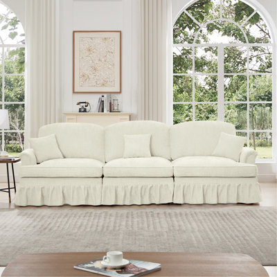 Élégant canapé Mid-Century 3 places avec accoudoirs évasés et volants amovibles, jupes plissées et pieds fuselés, canapé en chenille confortable à trois places pour le salon, blanc beige