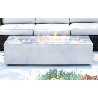 Table de foyer d'extérieur au propane en béton - Conception moderne, rangement de réservoir dissimulé dans un foyer crème crème, couleur de flamme réglable