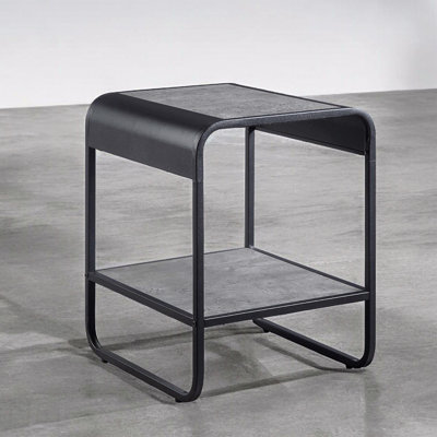 Table de bout en métal avec tablette inférieure gris béton