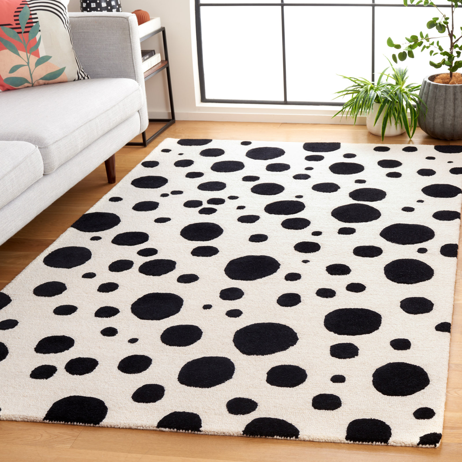 Camey Ivory Black Hand-Tufted Rug, Rectangle 5' x 8'