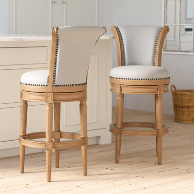 Barre pivotante en bois à haut dossier 31 po, cadre naturel vieilli, siège en tissu gris, pivot pivotant à retour automatique 180 po, garniture cloutée appliquée à la main, repose-pieds en métal, convient aux espaces rustiques et transitionnels