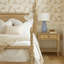 Grand lit polyvalent avec pieds tournés et tête de lit en placage de bois élégant
