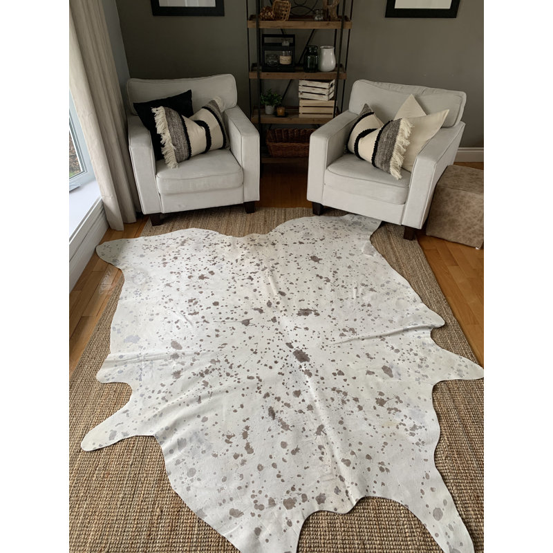Tapis blanc en peau de vache vieillie