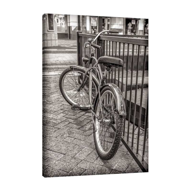 "Lonely Bike", toile tendue par Glenn Taylor, H 24 po x l 16 po x P 1,5 po