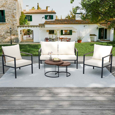 Ensemble de conversation pour patio 4 pièces, canapé causeuse et deux chaises monoplaces avec dossier en osier PE, structure en aluminium thermolaqué, accoudoirs à grain de bois et coussins épais et tables basses
