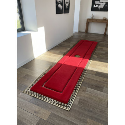 Tapis de couloir rouge moelleux avec détails dorés, texture ultra-douce, envers antidérapant, tailles personnalisées disponibles