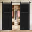Double 2 panneaux modernes de 96 po x 64 po Porte de grange coulissante en bois de noyer noir avec ensemble de quincaillerie-132715002
