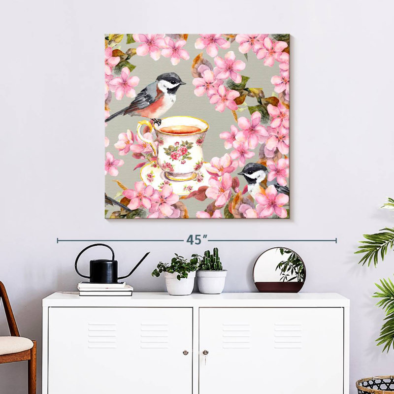 Ronce sur tasse à thé et fleurs roses