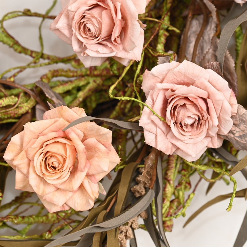 Couronne florale artificielle 26 po avec baies roses, Cream