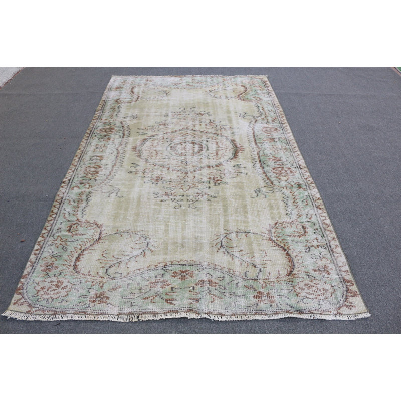 Découvrez l'élégance de ce tapis turc beige tissé à la main, idéal pour décorer votre salon