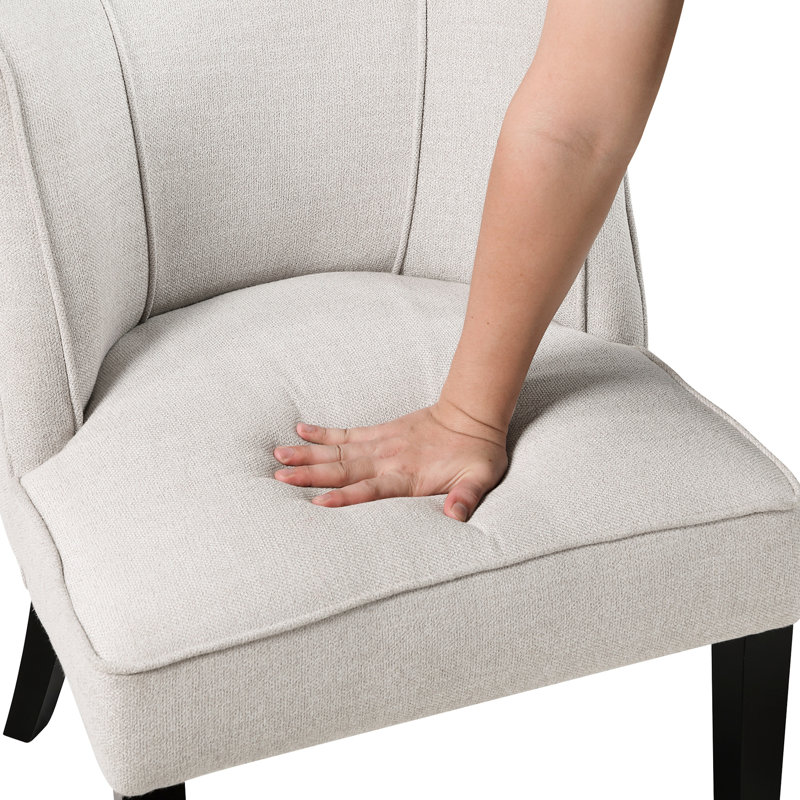 Chaise beige rembourrée en mousse avec finition et siège à dossier courbé avec pieds en tissu texturé, Beige