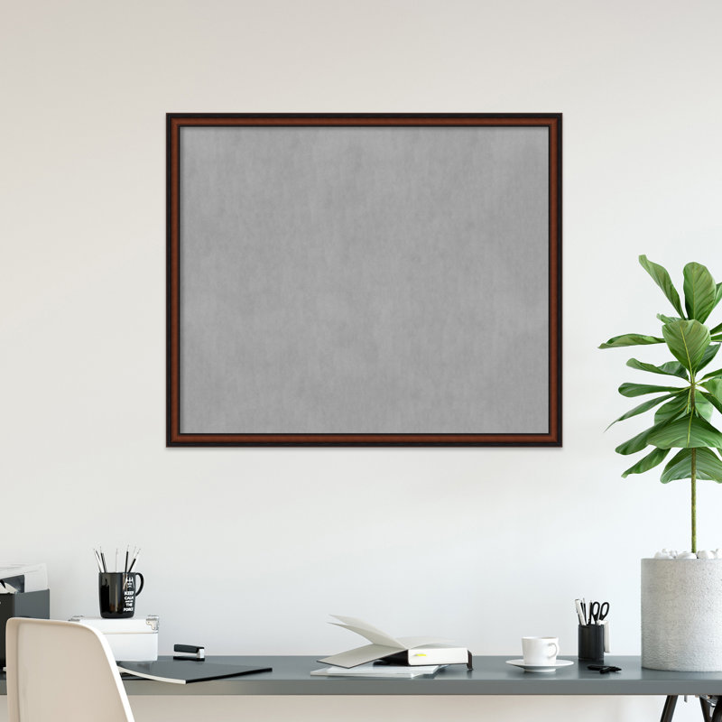 Tableau magnétique encadré étroit noyer de Chypre, H 43 po x l 51 po