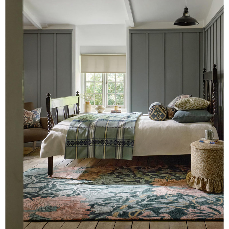 Hand Tufted Wool Floral Area Rug in Tump Green, Rectangle 4'7" x 6'7"
